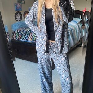 Ellen Tracy Medium Super Cute And Soft Gray And Pink Leopard Print Pajama Set